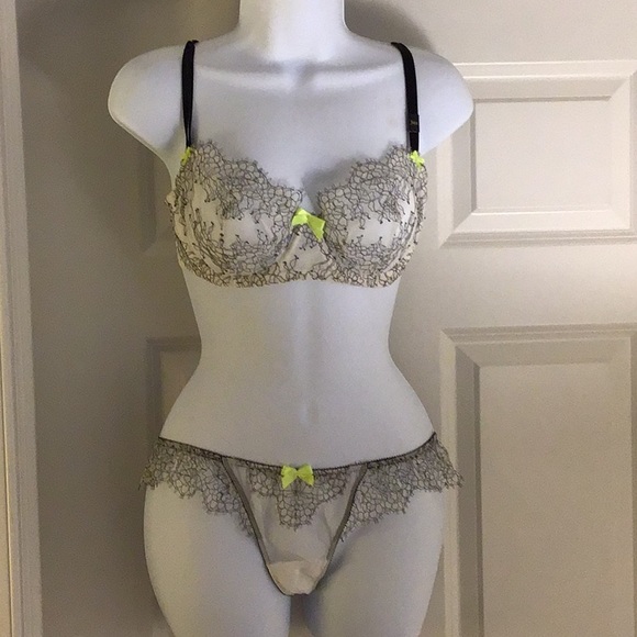 Victoria Secret Chantilly lace bra and bikini set - Picture 2 of 11